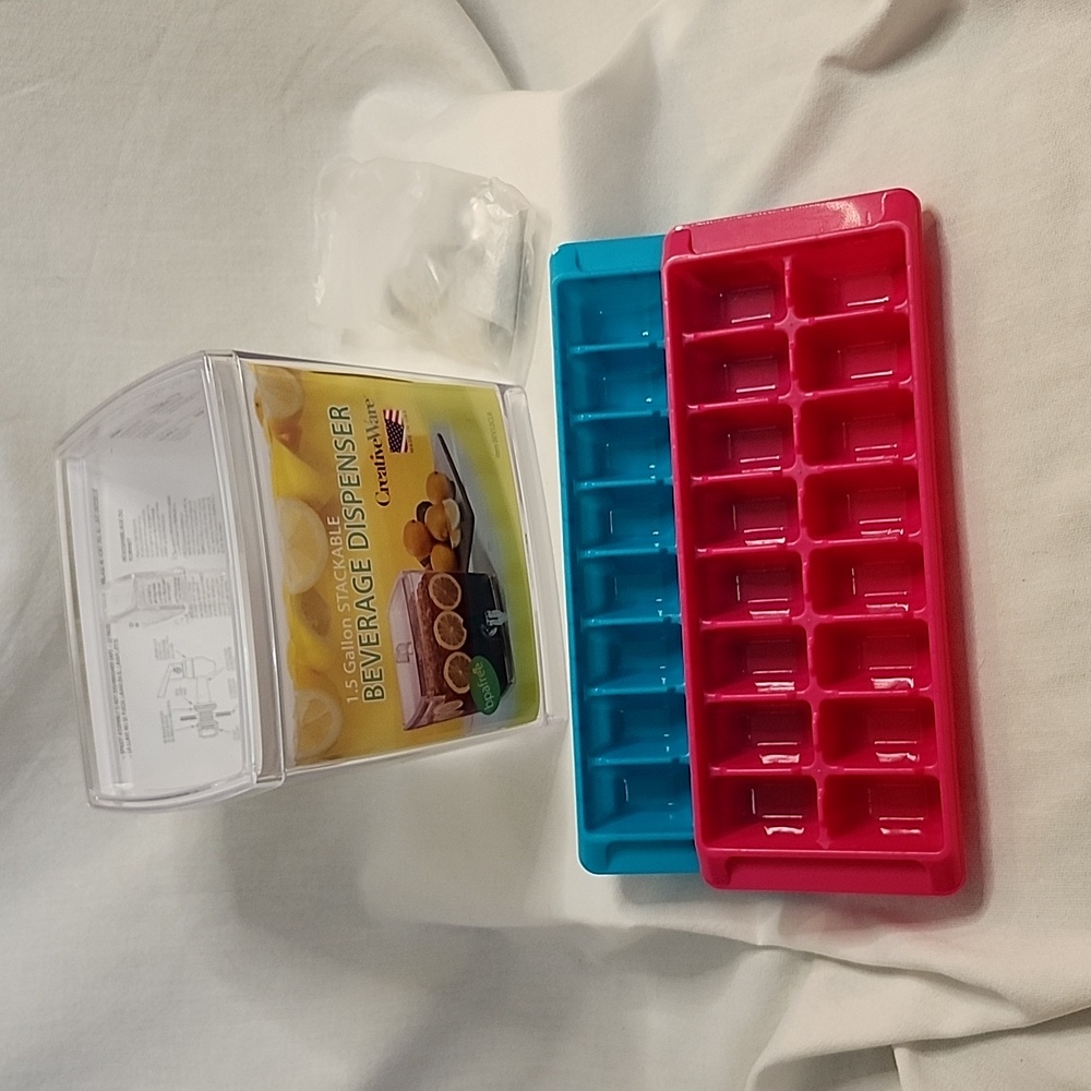 NWT 1.5 Gallon Stackable Beverage Dispenser and Colorful Ice Cube Trays